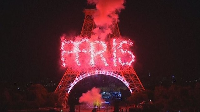 Paryžių nušvietė įspūdingi fejerverkai - minima Bastilijos diena