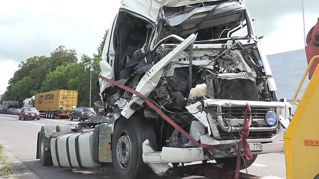 Kelyje „Via Baltica“ sunkvežimio avarija, žuvo žmogus
