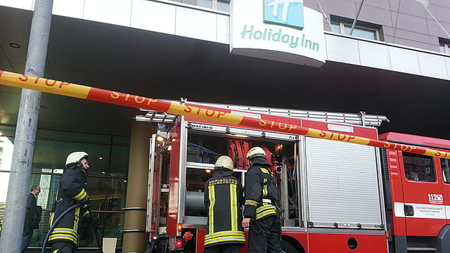 Kilus gaisrui Vilniuje viešbutį „Holiday Inn“ apsupo gelbėtojai