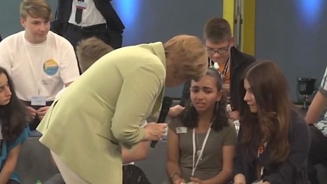 A. Merkel televizijos laidoje pravirkdė mergaitę