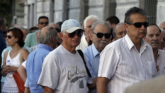 Graikijoje po 3 savaičių pertraukos duris vėl atvėrė bankai