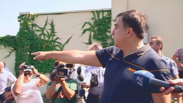 Pastatė turtuolį į vietą: Michailo Saakašvilio šou paplūdimyje