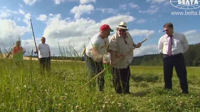 A. Lukašenka prancūzų aktorių mokė žolės pjovimo pagrindų