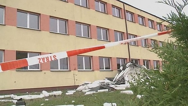 Lenkijoje praslinkusi didelė audra nuplėšė mokyklos stogą