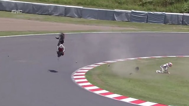 Kraupus lenktynininko skrydis nuo motociklo