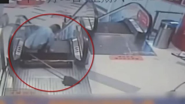 Gąsdinantys įvykiai: Kinijoje eskalatorius sutraiškė vyro koją