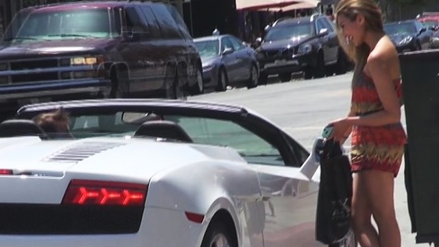 Lamborghini galia: moterys į automobilį sėdo neprašomos