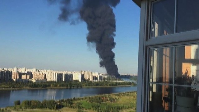 Didžiulis gaisras Maskvoje – dega nafta užteršta upė