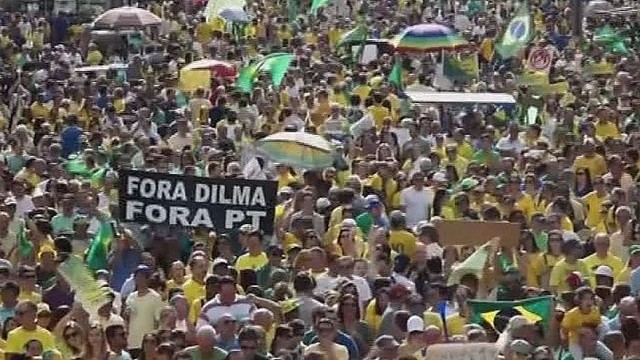 Tūkstantinės brazilų minios reiškė nepasitenkinimą prezidente