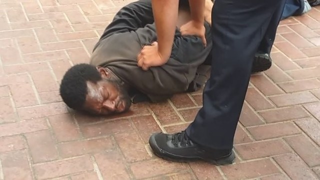 Mestas šešėlis Amerikos policijai: juodaodį tramdė 14 pareigūnų