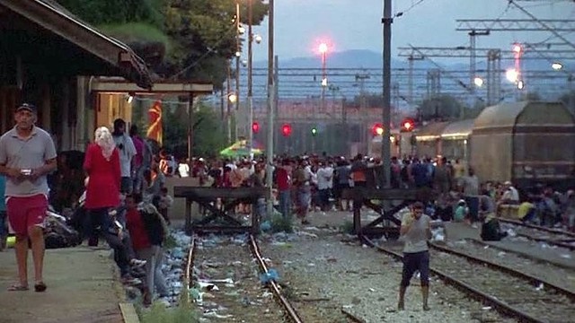 Į Makedoniją ir toliau plūsta tūkstančiai migrantų