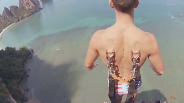 Dėl adrenalino antplūdžio vaikinas prisisegė parašiutą prie odos