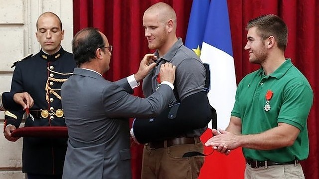 Traukinio didvyriams apdovanojimai iš Francois Hollande'o rankų