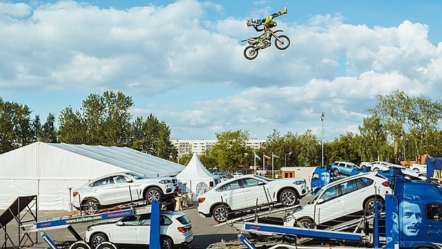 Latvijoje atliktas unikalus pasaulyje motokroso triukas