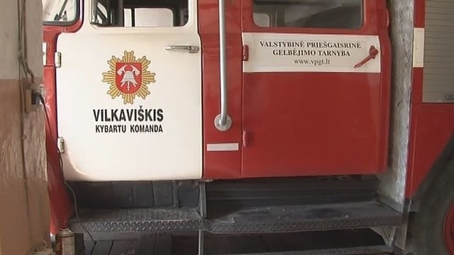 Antikvarinės gaisrininkų mašinos genda pakeliui į gaisrą