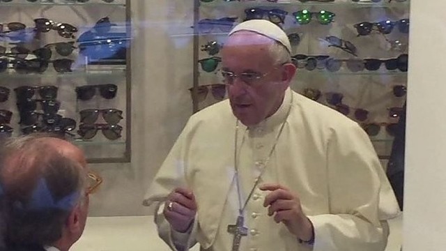 Kol popiežius matavosi akinius, parduotuvę apspito minia žmonių