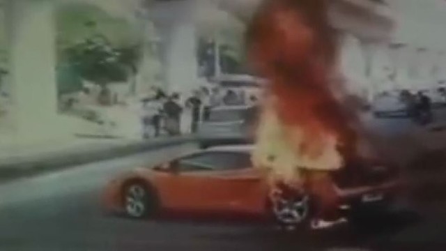 400 tūkst. eurų vertės „Lamborghini“ ugnis sunaikino akimirksniu