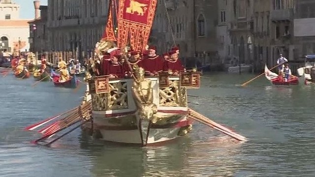 Venecijoje surengta istorinė gondolų regata