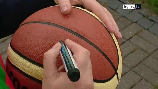 Krepšinio kamuolio skrydis suvienijo Lietuvą