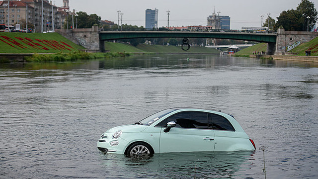 Neries upėje vilniečius stebino skęstantis „Fiat“ automobilis