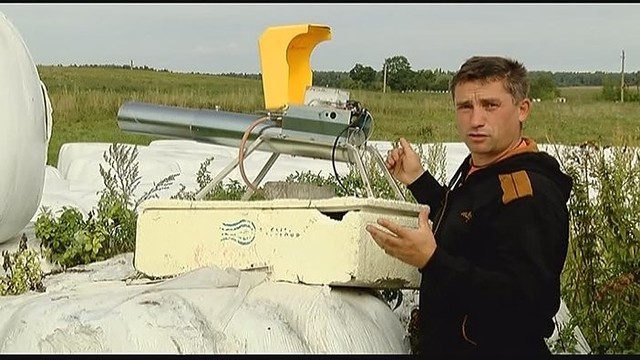 Ūkininkas naudoja neįprastą prietaisą vilkams baidyti