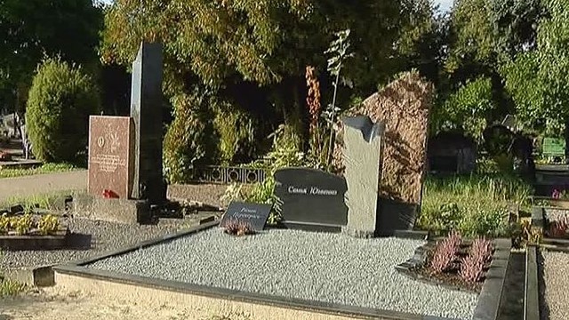 Pensininkė išniekino kapą ir pastatė paminklą savo vyrui