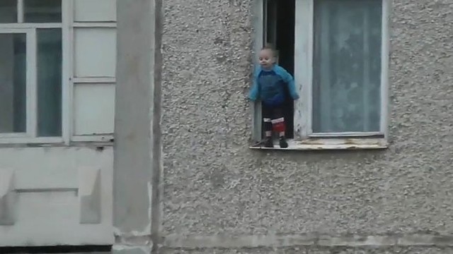 Rusiją pašiurpinęs vaizdas: trimetis vos neiškrito pro langą