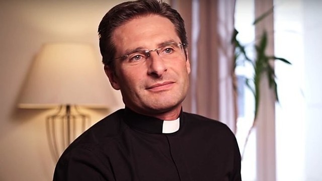 Lenkų kunigas gėjus vejamas iš Vatikano