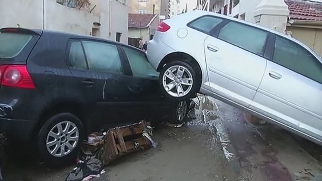 Prancūziją skalbia potvyniai: žmonės skendo savo automobiliuose