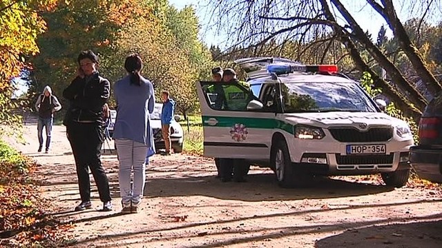 Avarija Vilniaus rajone: automobilis rėžėsi į medį, žuvo vyras
