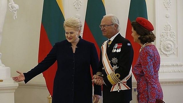 Pamatykite, kaip prezidentė sutiko Švedijos karališkąją porą