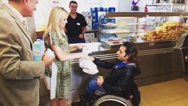 Neįgalų sirą Vokietijoje aplankė Pamela Anderson