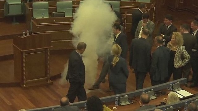 Per Kosovo parlamentarų posėdį pasklido ašarinės dujos