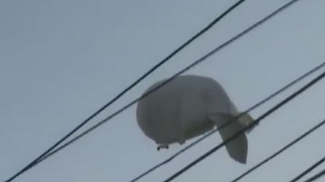 NATO lėktuvas galėjo nukristi, nes užkabino lyną su oro balionu