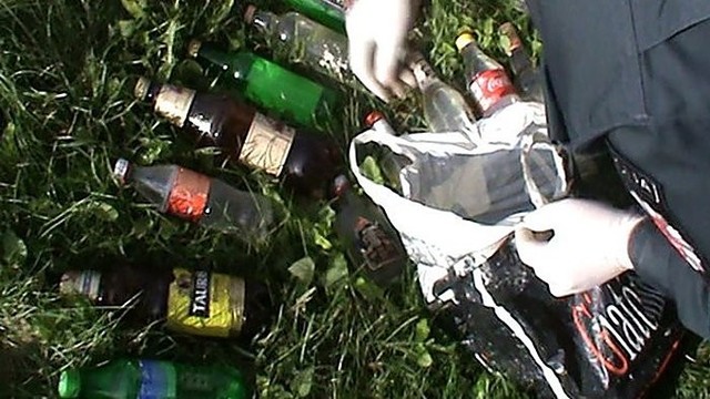 Nelegalų alkoholį Elektrėnų pareigūnai traukė iš išvietės duobės
