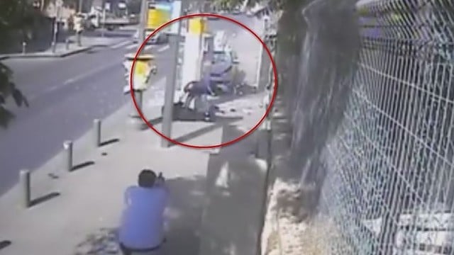 Vaizdo įrašas, kaip palestinietis automobiliu rėžiasi į žmones