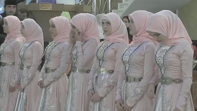 Vestuvių ypatybės Čečėnijoje – nuotakoms uždrausta pjauti tortą