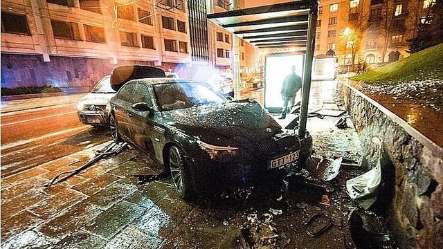 Po žiaurios avarijos jaunuoliai nebegalės sėsti prie BMW vairo?