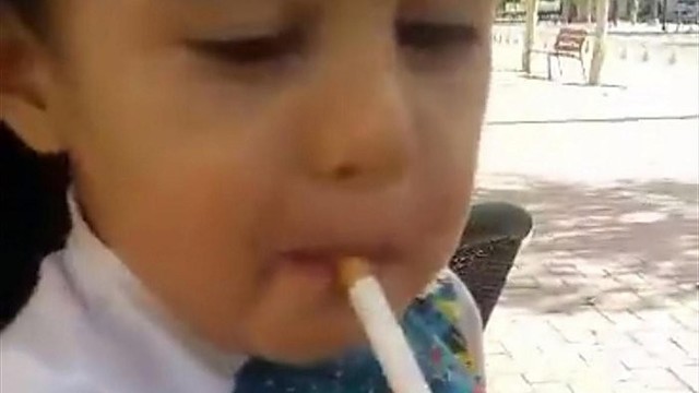 Tėvas mažamečiam sūnui pridegė cigaretę ir girdė alkoholiu
