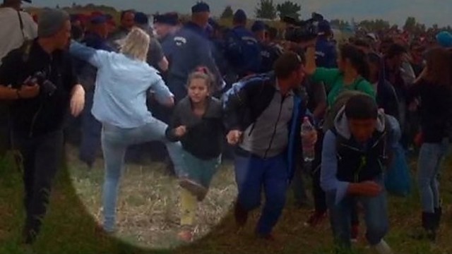 Pabėgėlius spardžiusi Vengrijos operatorė į teismą padavė vyrą
