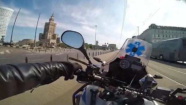 Drąsus Lenkijos mediko skrydis motociklu dėl gyvybės