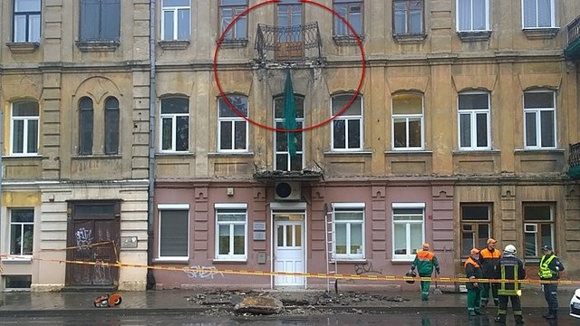 Būkite atsargūs: šalia Vilniaus centro sugriuvo balkonas