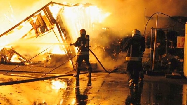 Įspūdingi ūkininkų turgų Vilniuje sunaikinusio gaisro vaizdai