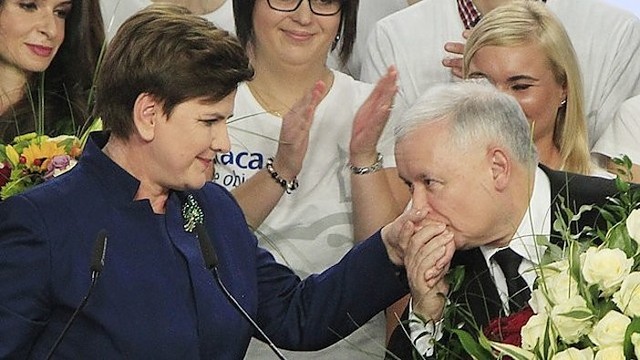 Lenkijos rinkimuose triuškinantis valdančiųjų pralaimėjimas