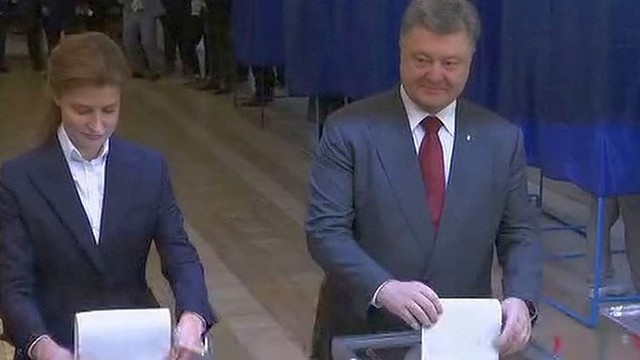 Ukrainoje valdžios rinkimuose pirmavo P. Porošenkos partija