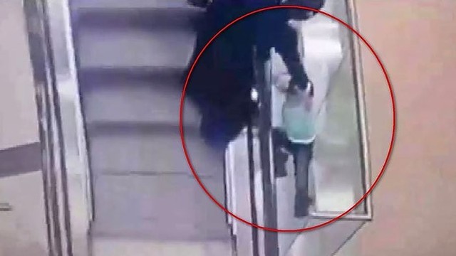 Rusijoje vaikas žaidė su eskalatoriumi – nukrito per du aukštus