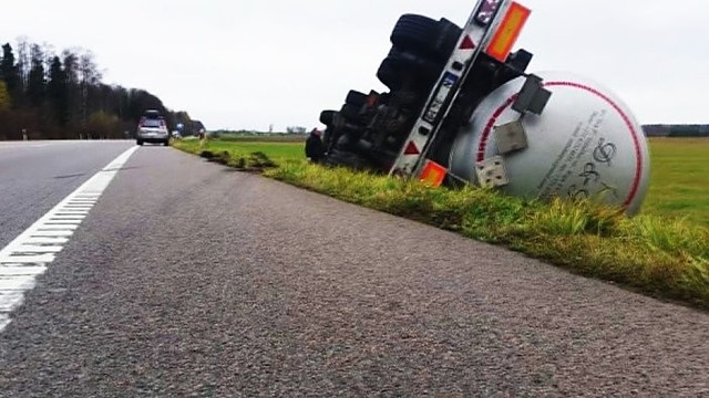 Vėl avarija kelyje „Via Baltica“ – apvirto latvio cisterna