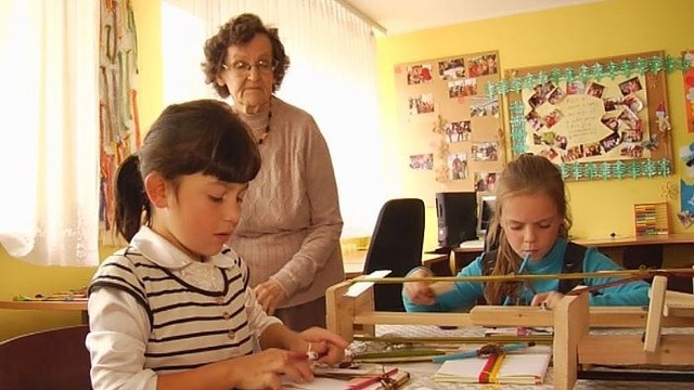 Vaikų dienos centre vaikams savanoriškai laiką skiria senjorės