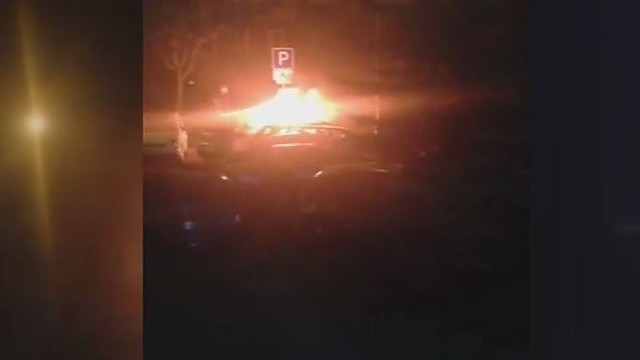 Kauniečiai nufilmavo naktį degantį žudikų automobilį