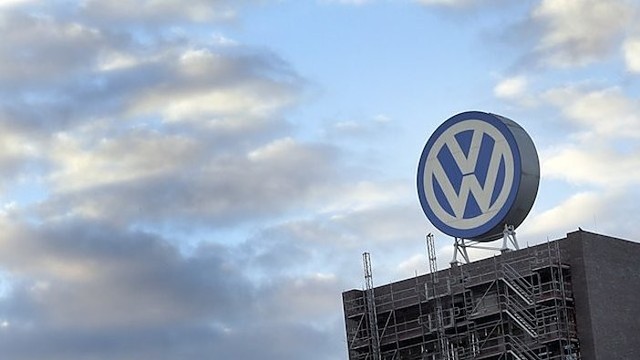 „Volkswagen“ darbuotojams tyla gali kainuoti darbą